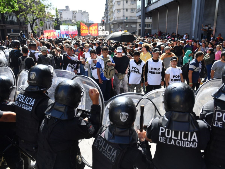 Partido Comunista Argentino (PCA): Trabalhador, nem um passo atrás!